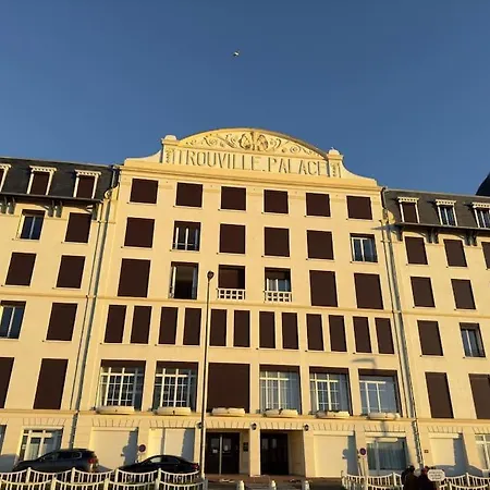 Azura Yourhosthelper * Trouville-sur-Mer