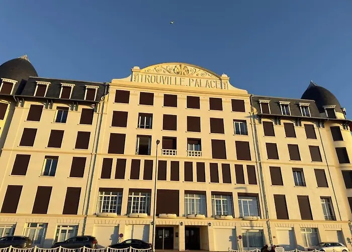 Azura Yourhosthelper * Trouville-sur-Mer