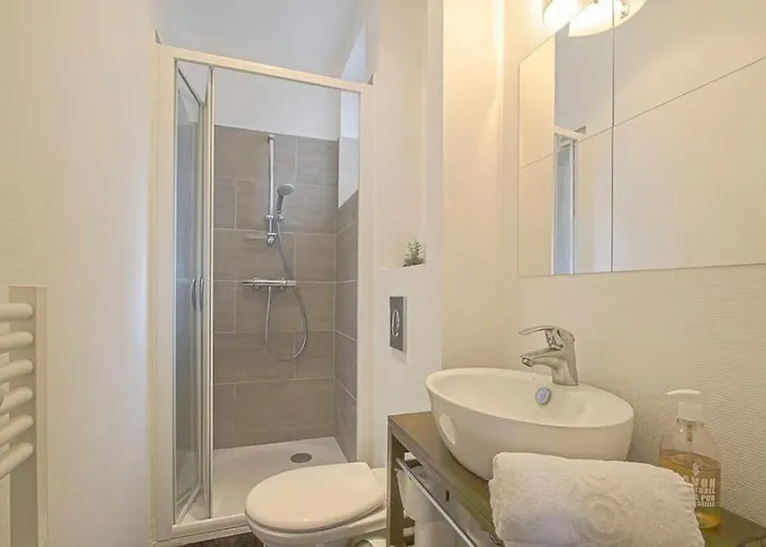 Azura Yourhosthelper Apartment