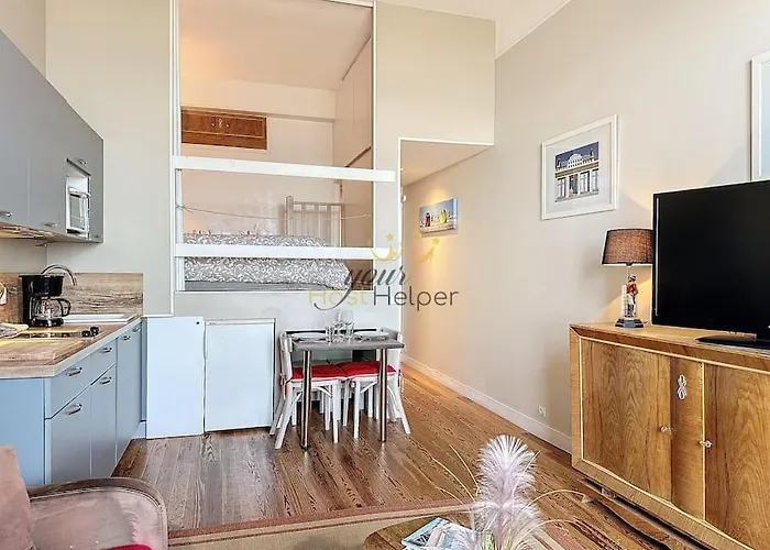 Azura Yourhosthelper * Trouville-sur-Mer